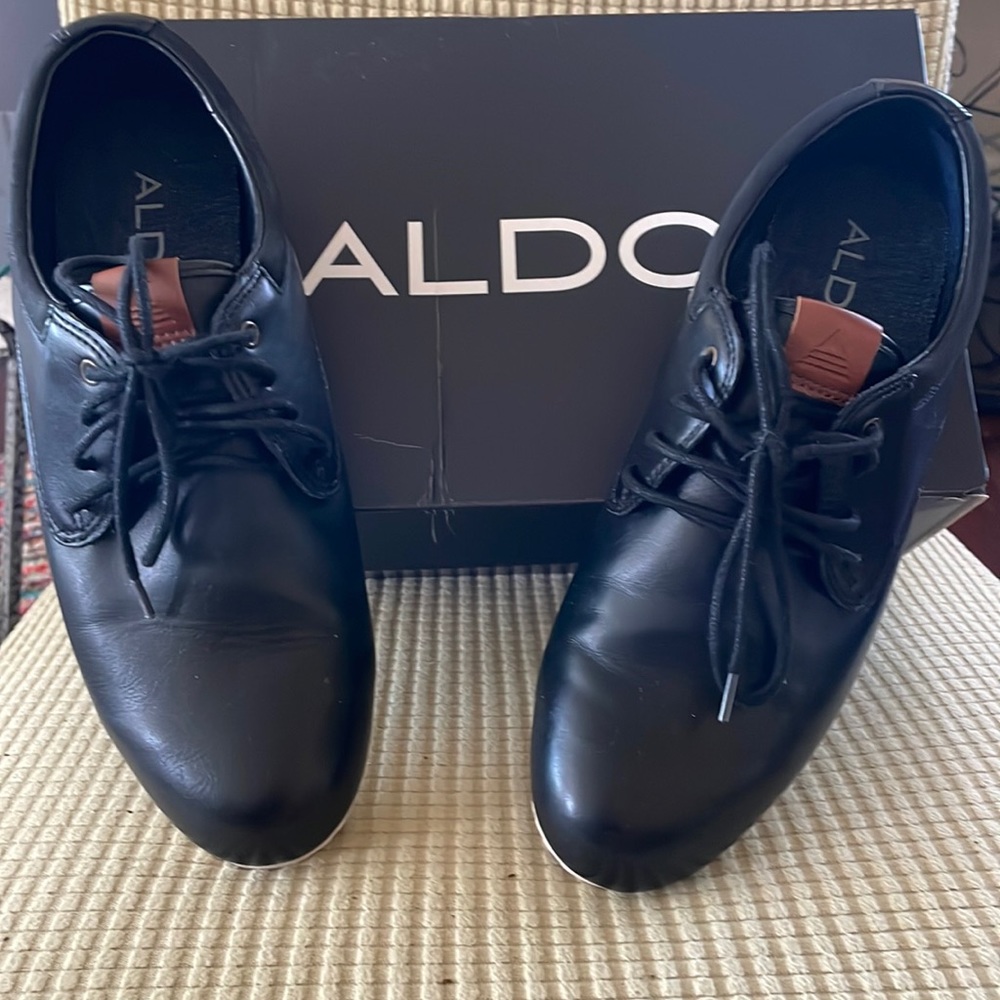 Aldo Men black casual tie up shoe. Gently worn, great condition